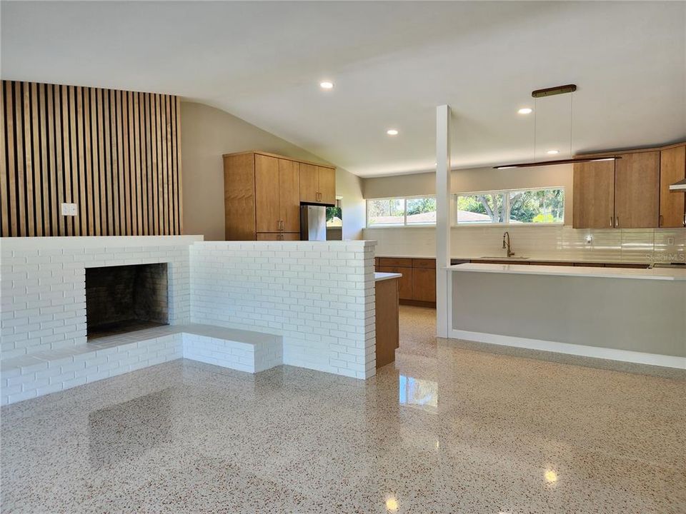 合同活跃: $749,000 (3 贝兹, 2 浴室, 1826 平方英尺)