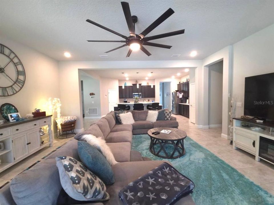 合同活跃: $629,900 (4 贝兹, 3 浴室, 2552 平方英尺)