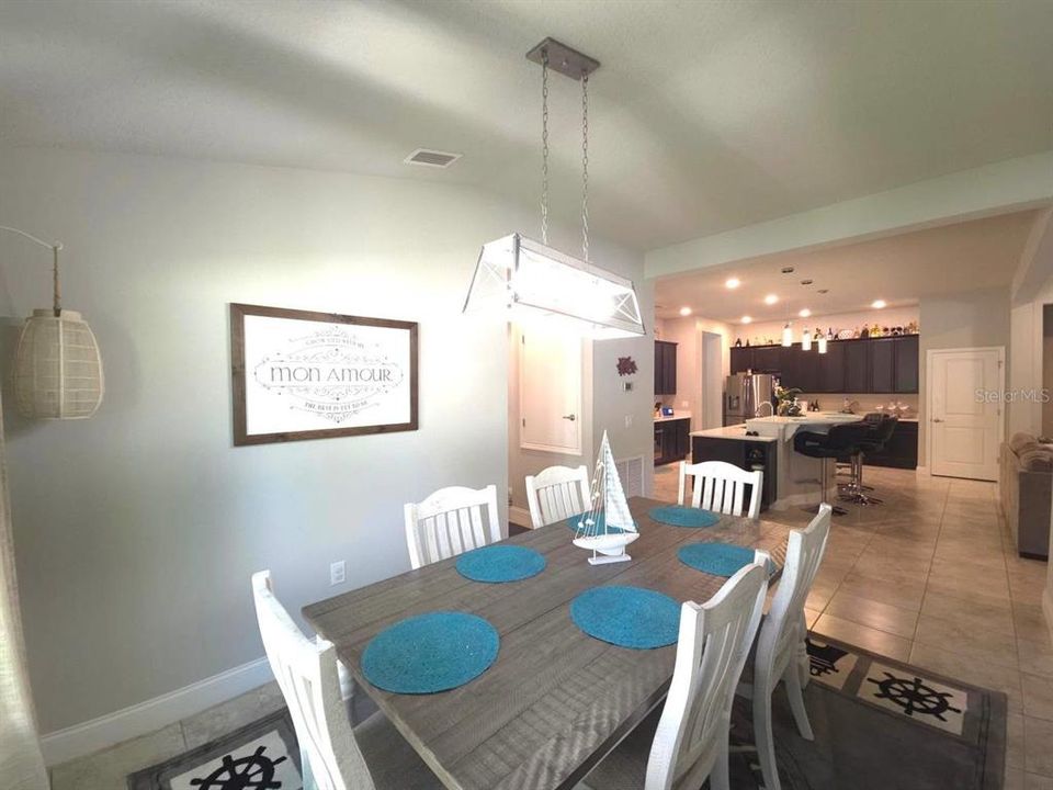 合同活跃: $629,900 (4 贝兹, 3 浴室, 2552 平方英尺)