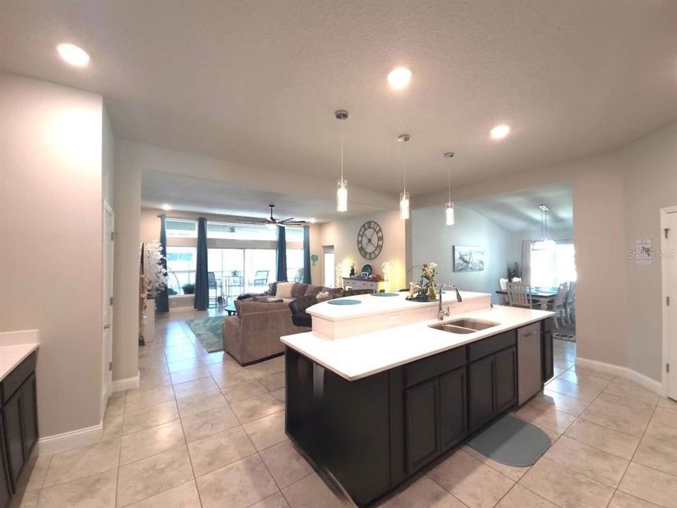 合同活跃: $629,900 (4 贝兹, 3 浴室, 2552 平方英尺)