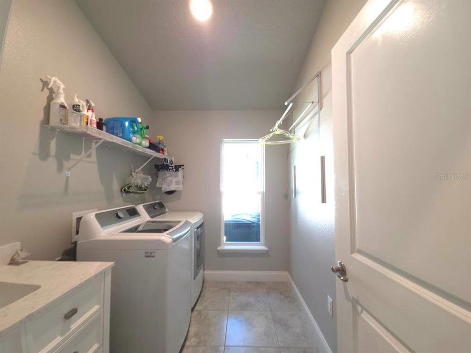 合同活跃: $629,900 (4 贝兹, 3 浴室, 2552 平方英尺)