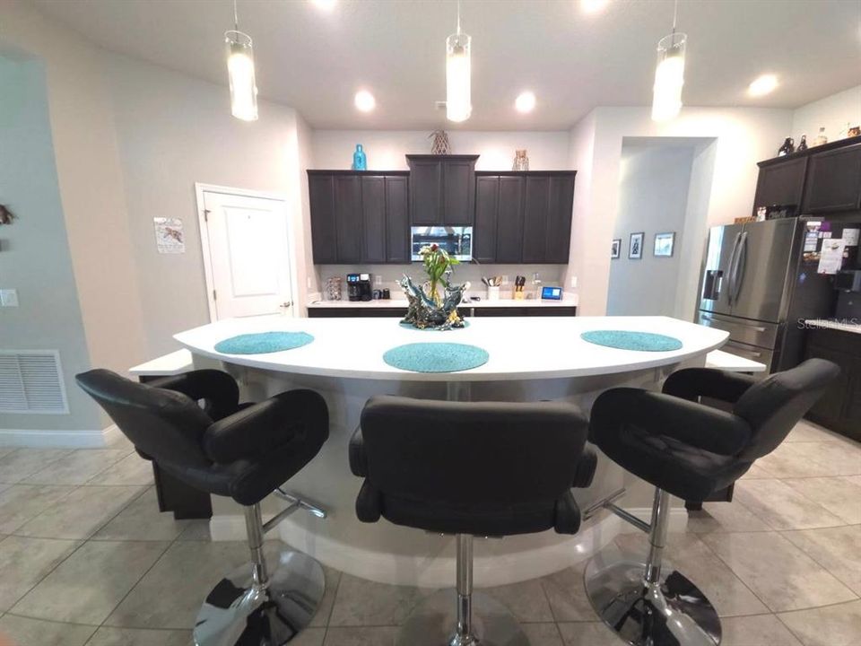 合同活跃: $629,900 (4 贝兹, 3 浴室, 2552 平方英尺)