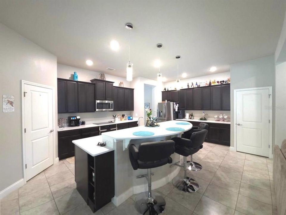 合同活跃: $629,900 (4 贝兹, 3 浴室, 2552 平方英尺)