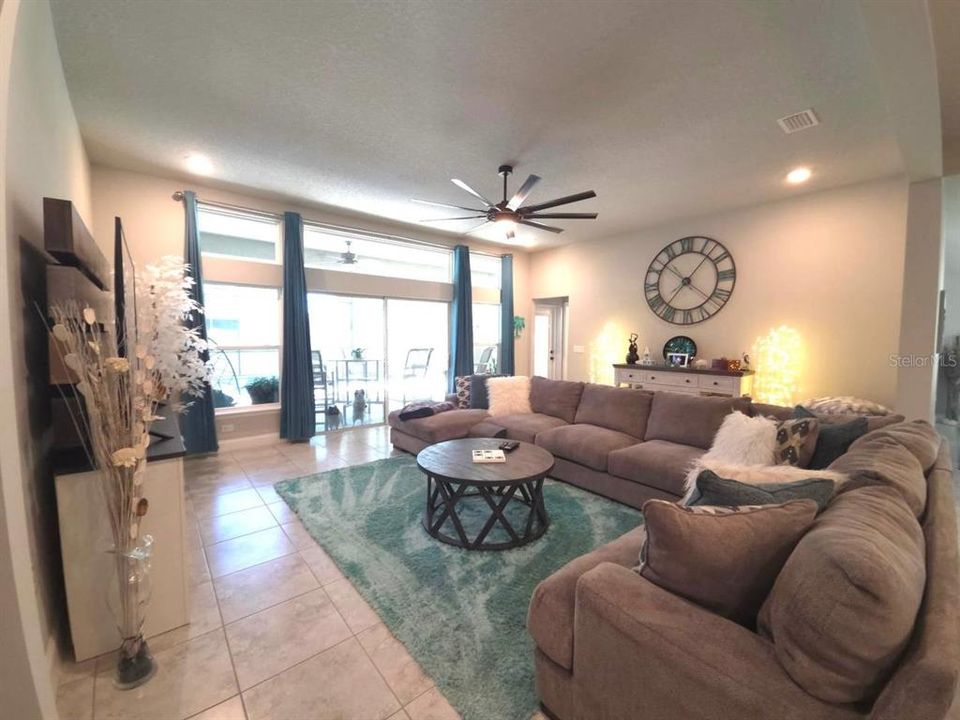 合同活跃: $629,900 (4 贝兹, 3 浴室, 2552 平方英尺)