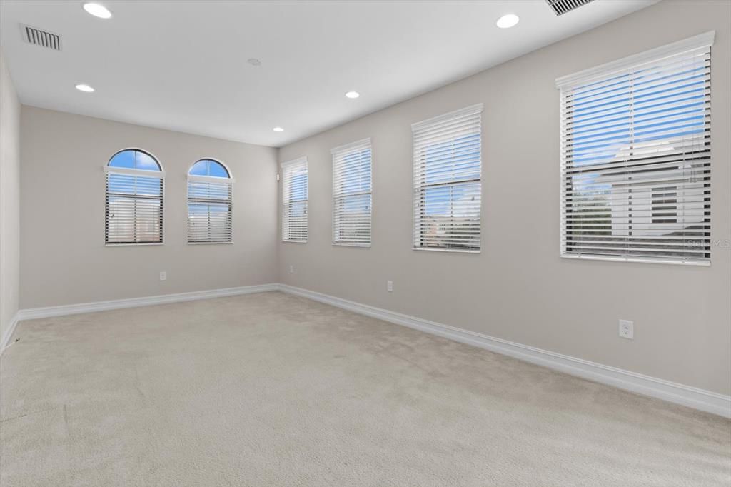 For Rent: $3,200 (4 beds, 2 baths, 2753 Square Feet)