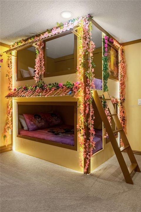 For Sale: $989,000 (10 beds, 8 baths, 4399 Square Feet)