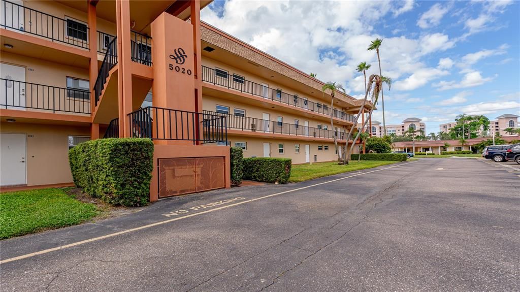 出租: $1,800 (1 贝兹, 1 浴室, 738 平方英尺)