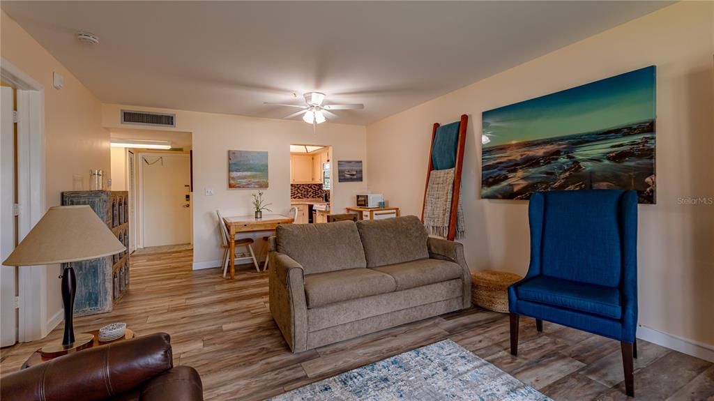 出租: $1,800 (1 贝兹, 1 浴室, 738 平方英尺)