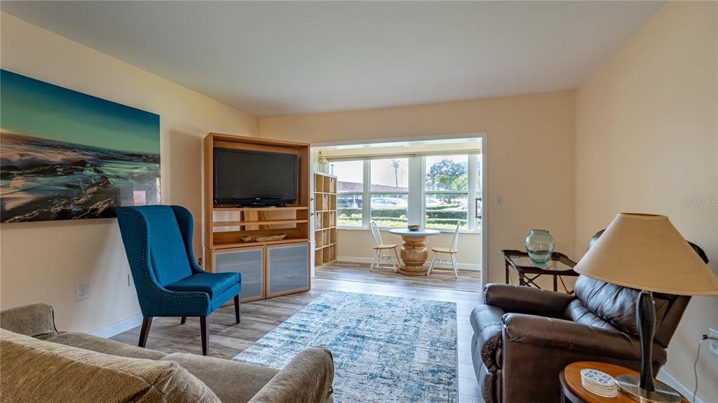 出租: $1,800 (1 贝兹, 1 浴室, 738 平方英尺)