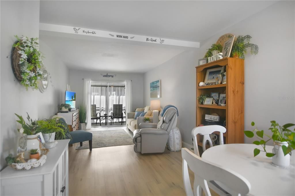 Под контрактом: $110,000 (2 спален, 1 ванн, 733 Квадратных фут)