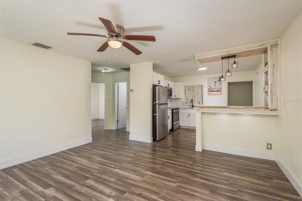 Active With Contract: $393,000 (4 beds, 3 baths, 1452 Square Feet)