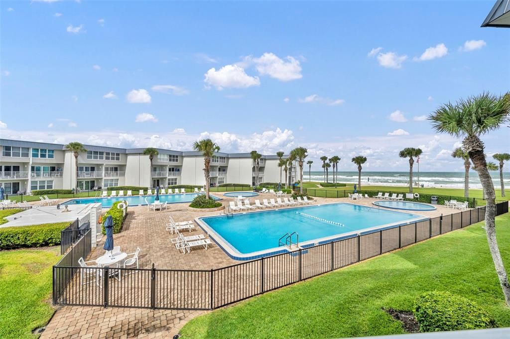 For Sale: $550,000 (2 beds, 2 baths, 912 Square Feet)