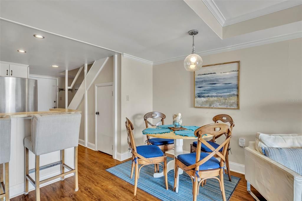 For Sale: $550,000 (2 beds, 2 baths, 912 Square Feet)