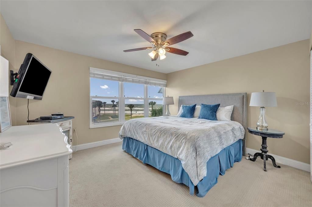 For Sale: $550,000 (2 beds, 2 baths, 912 Square Feet)