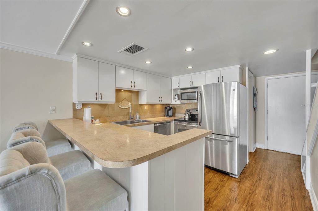 For Sale: $550,000 (2 beds, 2 baths, 912 Square Feet)
