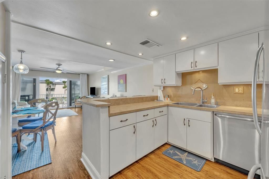 For Sale: $550,000 (2 beds, 2 baths, 912 Square Feet)