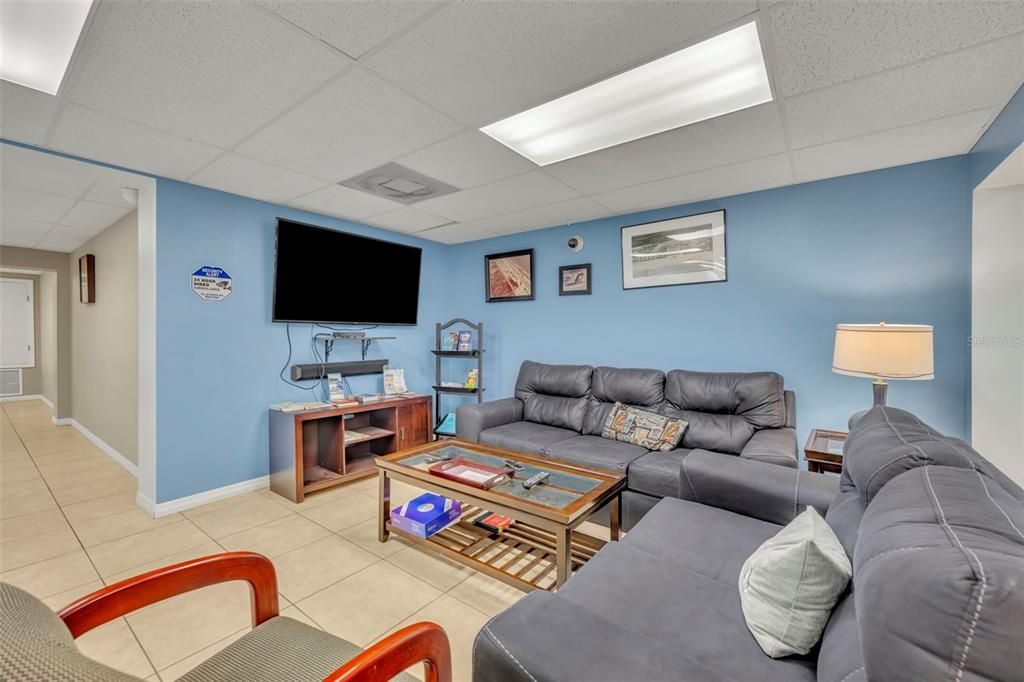 For Sale: $550,000 (2 beds, 2 baths, 912 Square Feet)