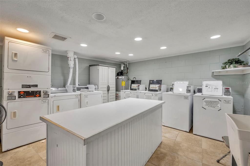 For Sale: $550,000 (2 beds, 2 baths, 912 Square Feet)