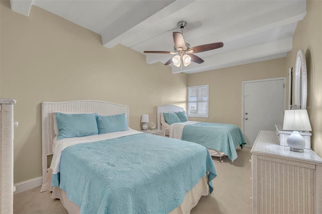 For Sale: $550,000 (2 beds, 2 baths, 912 Square Feet)