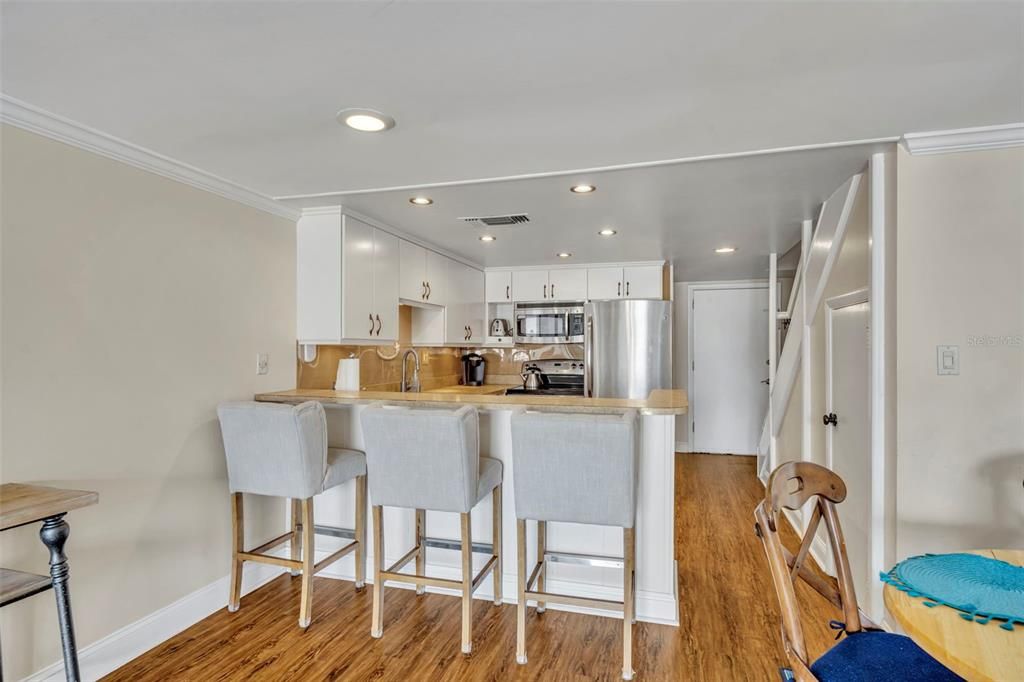 For Sale: $550,000 (2 beds, 2 baths, 912 Square Feet)