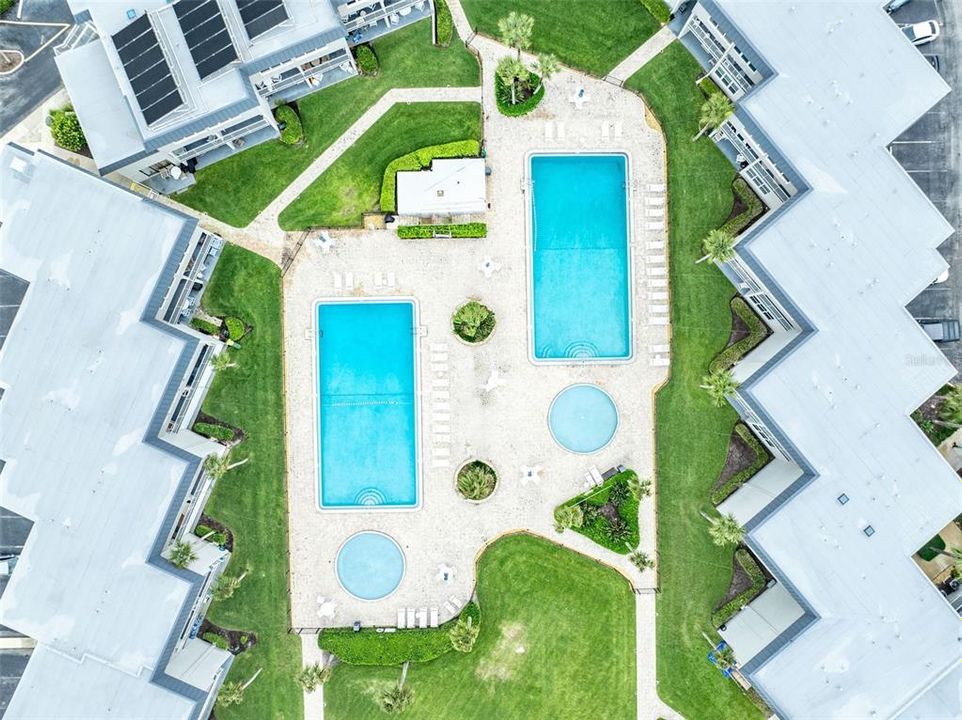 For Sale: $550,000 (2 beds, 2 baths, 912 Square Feet)