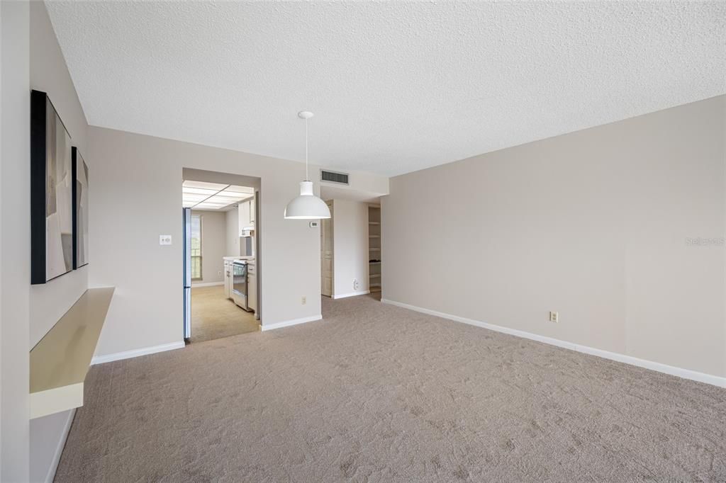 For Sale: $175,000 (2 beds, 2 baths, 1070 Square Feet)