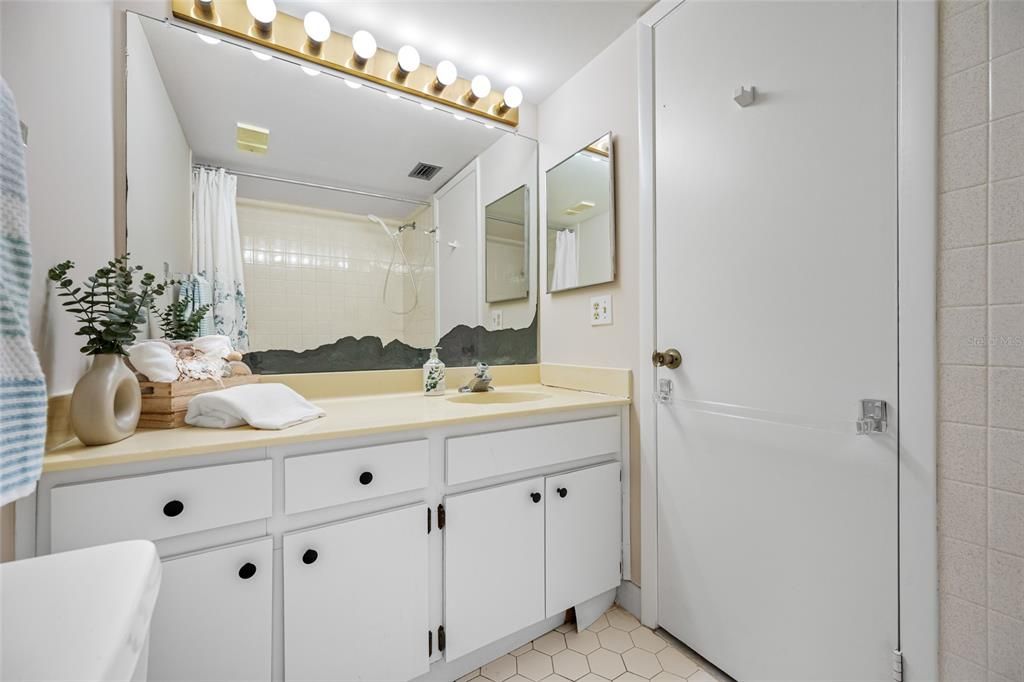 For Sale: $175,000 (2 beds, 2 baths, 1070 Square Feet)