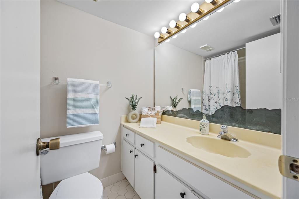 For Sale: $175,000 (2 beds, 2 baths, 1070 Square Feet)