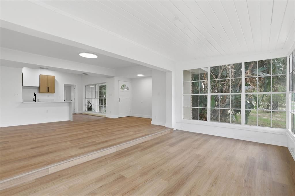 Active With Contract: $351,000 (4 beds, 2 baths, 1554 Square Feet)