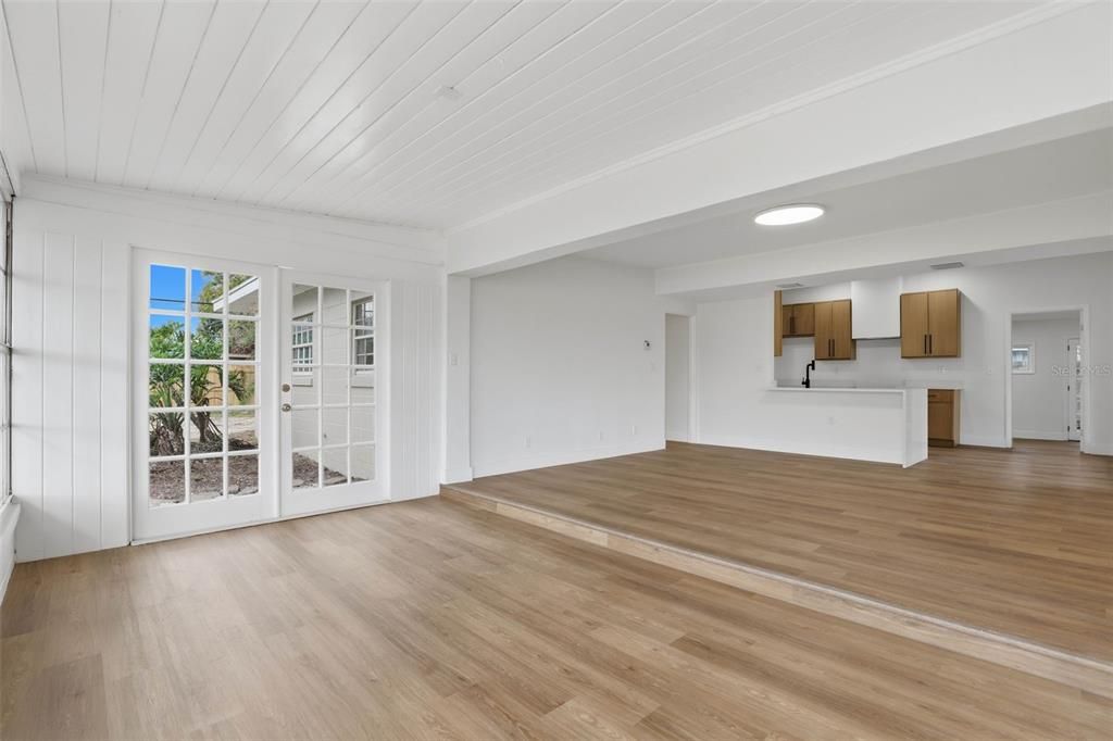 Active With Contract: $351,000 (4 beds, 2 baths, 1554 Square Feet)