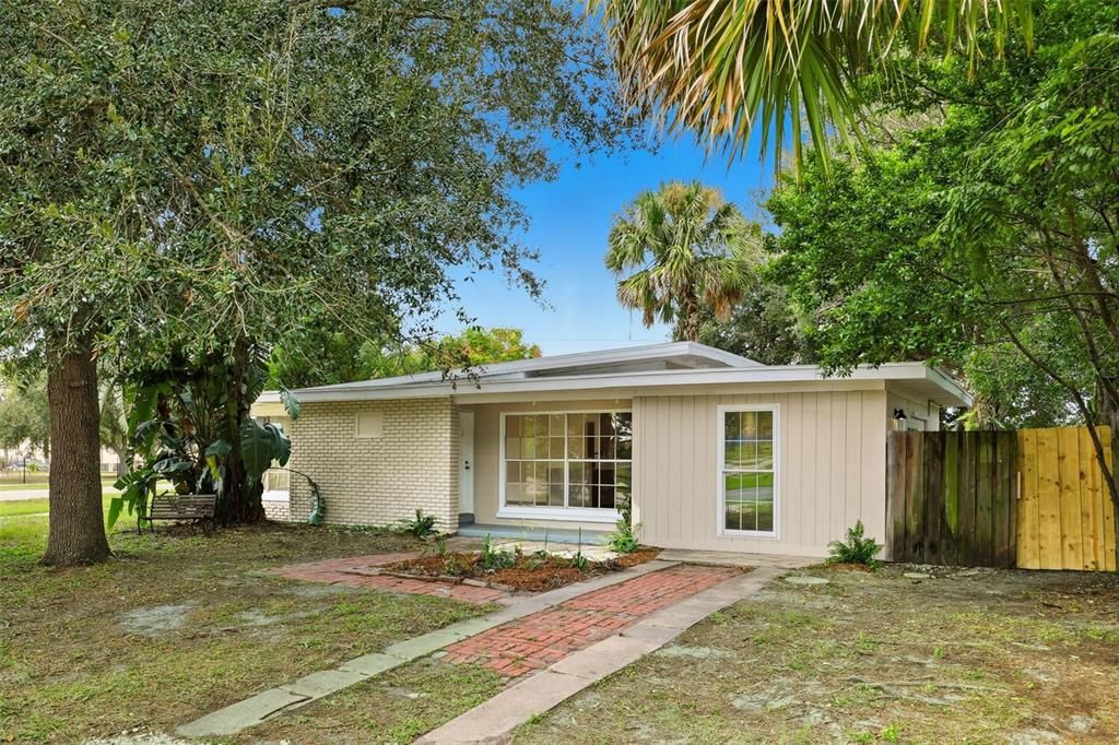 Active With Contract: $351,000 (4 beds, 2 baths, 1554 Square Feet)