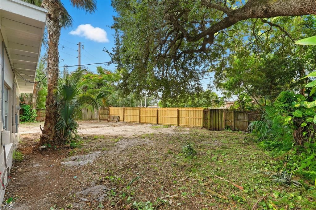 Active With Contract: $351,000 (4 beds, 2 baths, 1554 Square Feet)