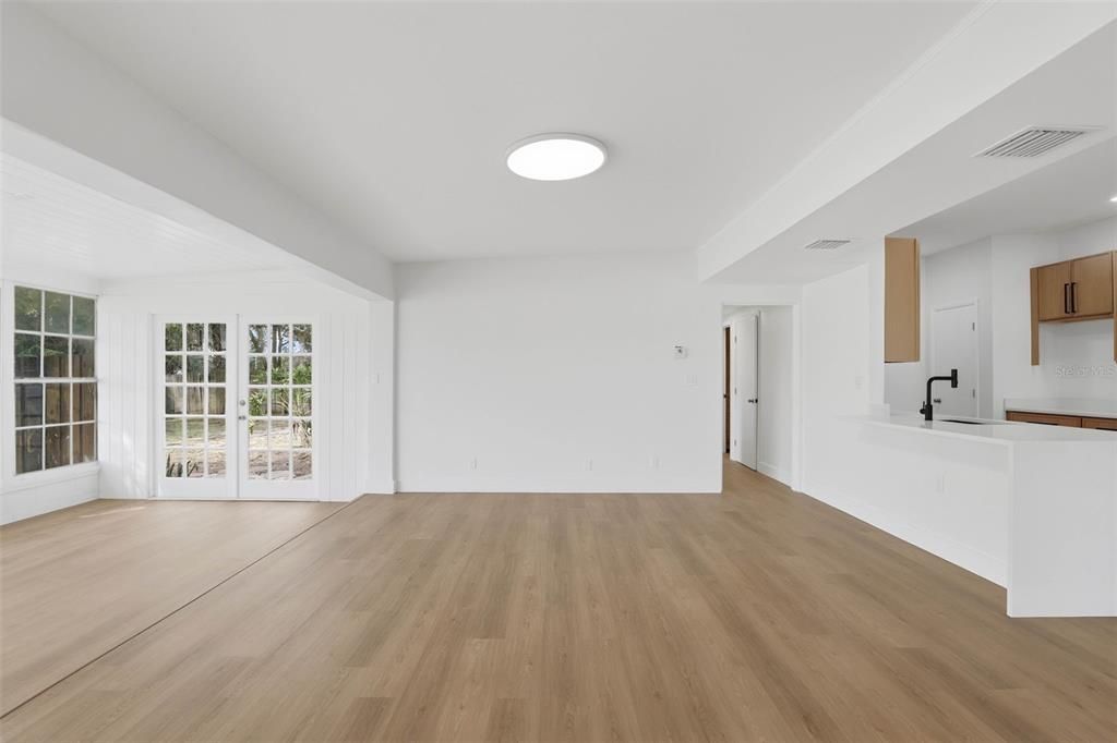 Active With Contract: $351,000 (4 beds, 2 baths, 1554 Square Feet)