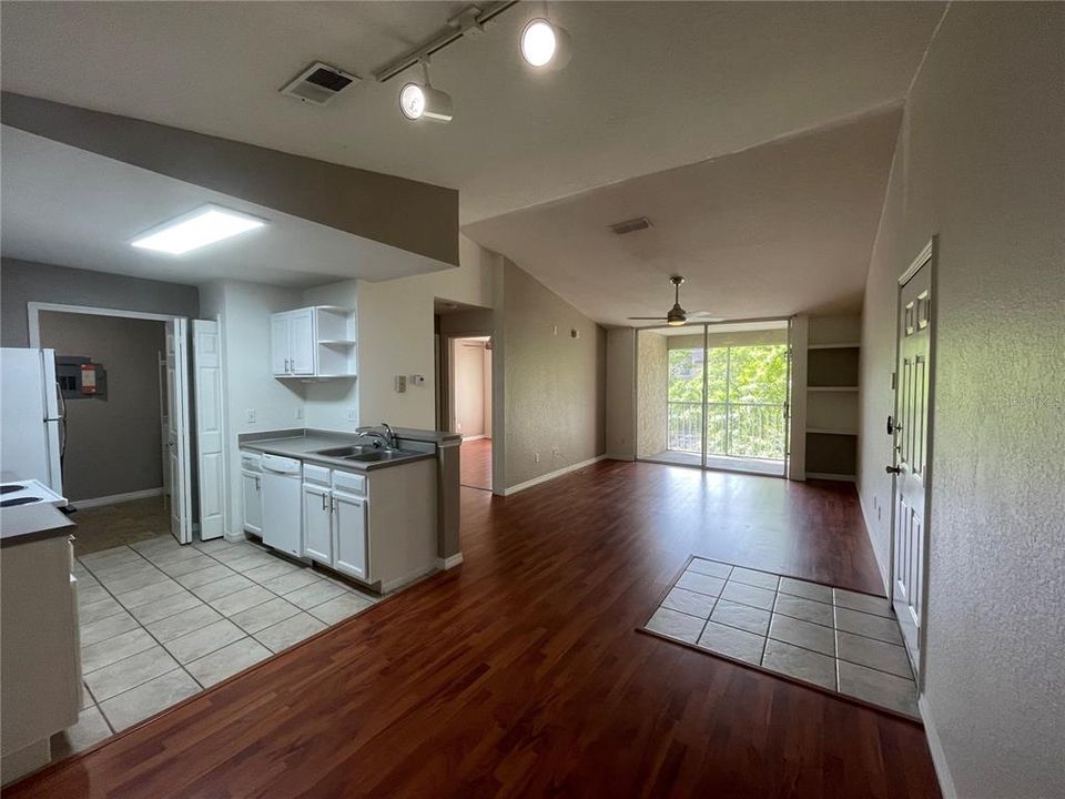 For Rent: $1,325 (1 beds, 1 baths, 671 Square Feet)