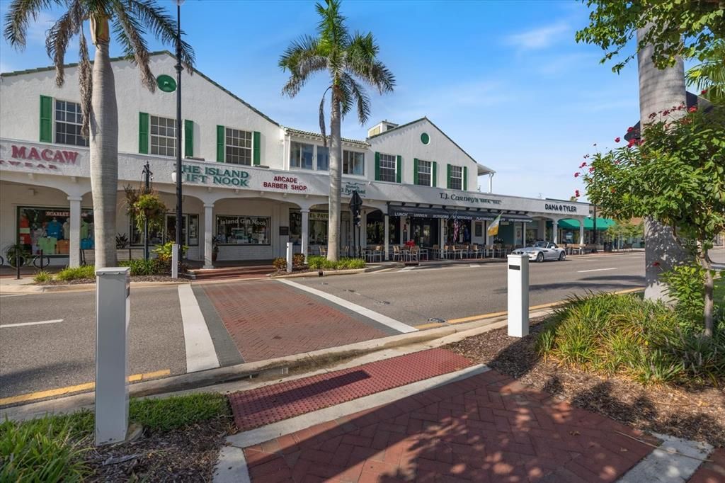 合同活跃: $339,000 (2 贝兹, 2 浴室, 1527 平方英尺)