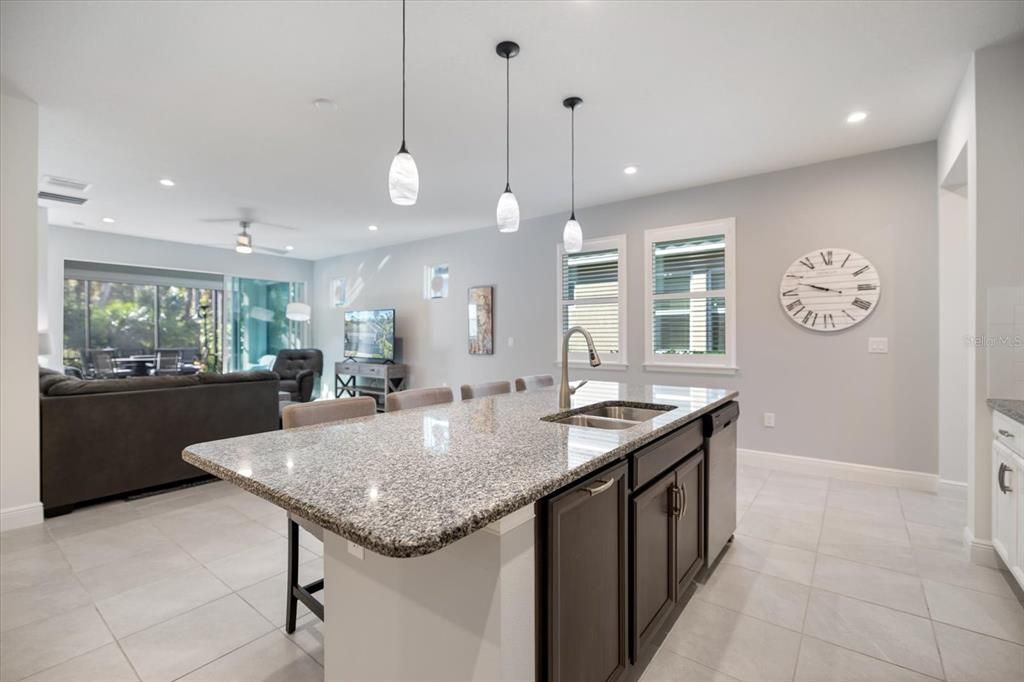 合同活跃: $339,000 (2 贝兹, 2 浴室, 1527 平方英尺)