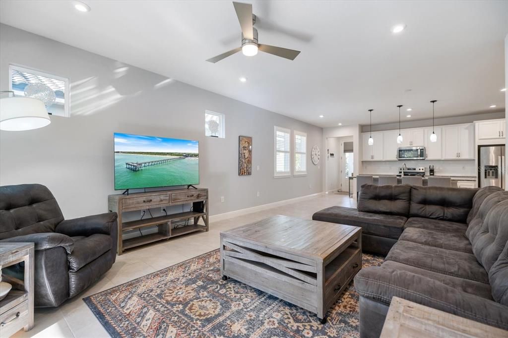 合同活跃: $339,000 (2 贝兹, 2 浴室, 1527 平方英尺)