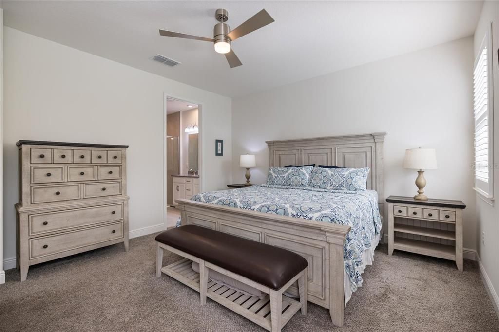 合同活跃: $339,000 (2 贝兹, 2 浴室, 1527 平方英尺)