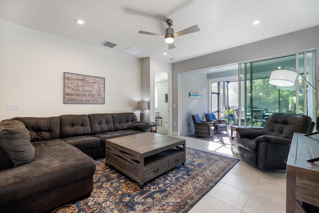 合同活跃: $339,000 (2 贝兹, 2 浴室, 1527 平方英尺)