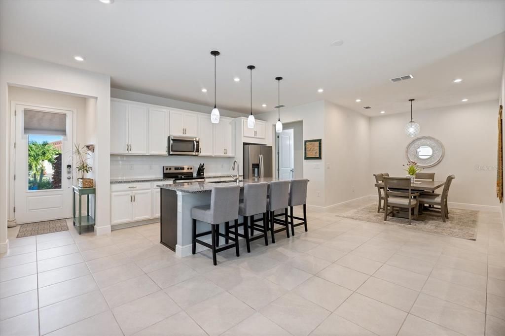 合同活跃: $339,000 (2 贝兹, 2 浴室, 1527 平方英尺)