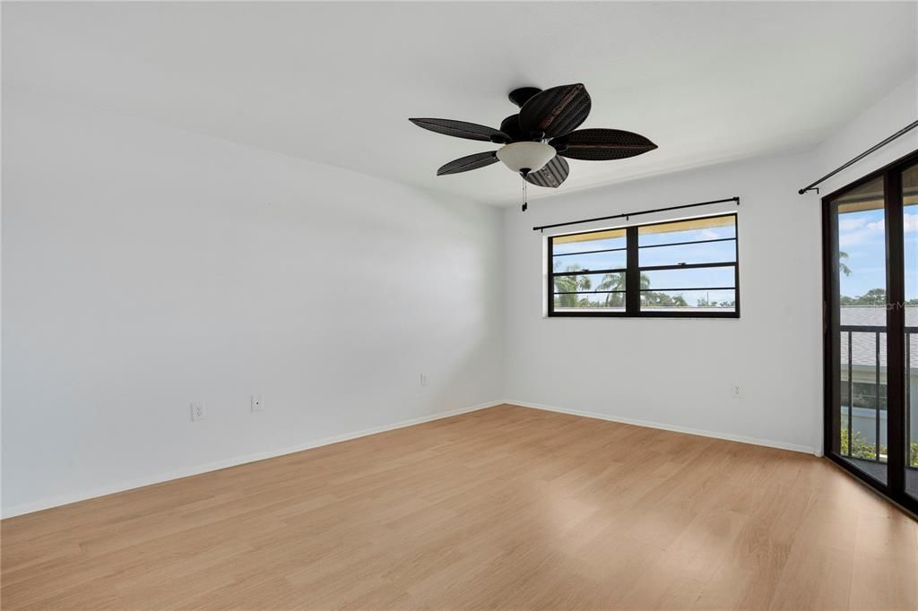 出租: $1,600 (2 贝兹, 2 浴室, 981 平方英尺)