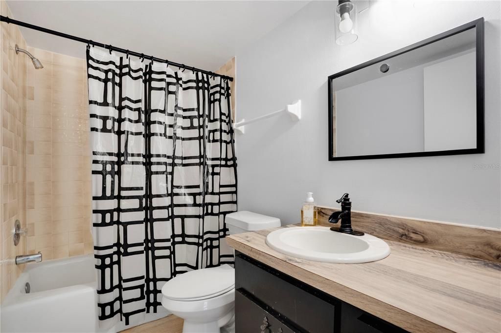 出租: $1,600 (2 贝兹, 2 浴室, 981 平方英尺)