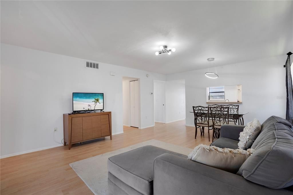 出租: $1,600 (2 贝兹, 2 浴室, 981 平方英尺)