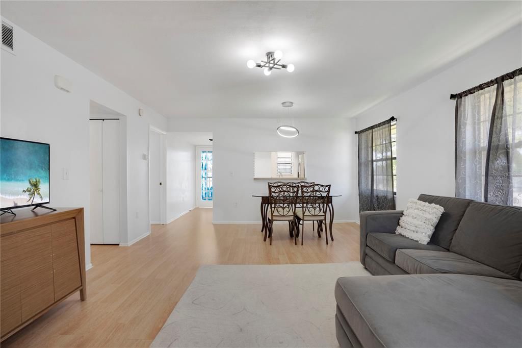 出租: $1,600 (2 贝兹, 2 浴室, 981 平方英尺)