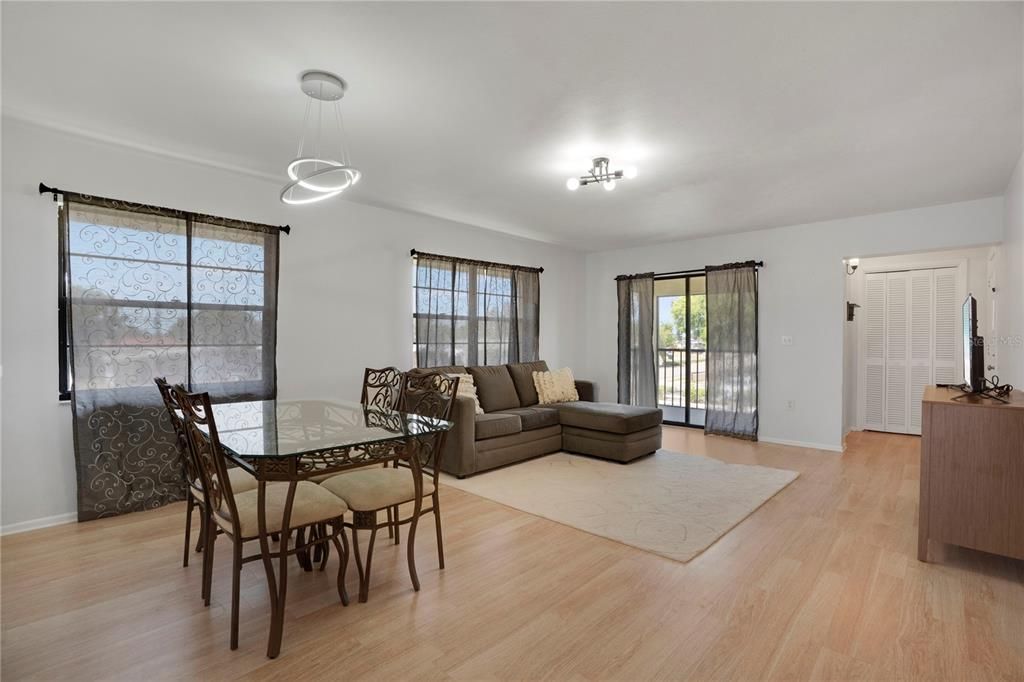 出租: $1,600 (2 贝兹, 2 浴室, 981 平方英尺)