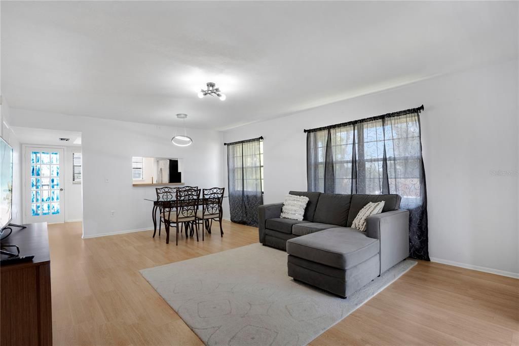 出租: $1,600 (2 贝兹, 2 浴室, 981 平方英尺)