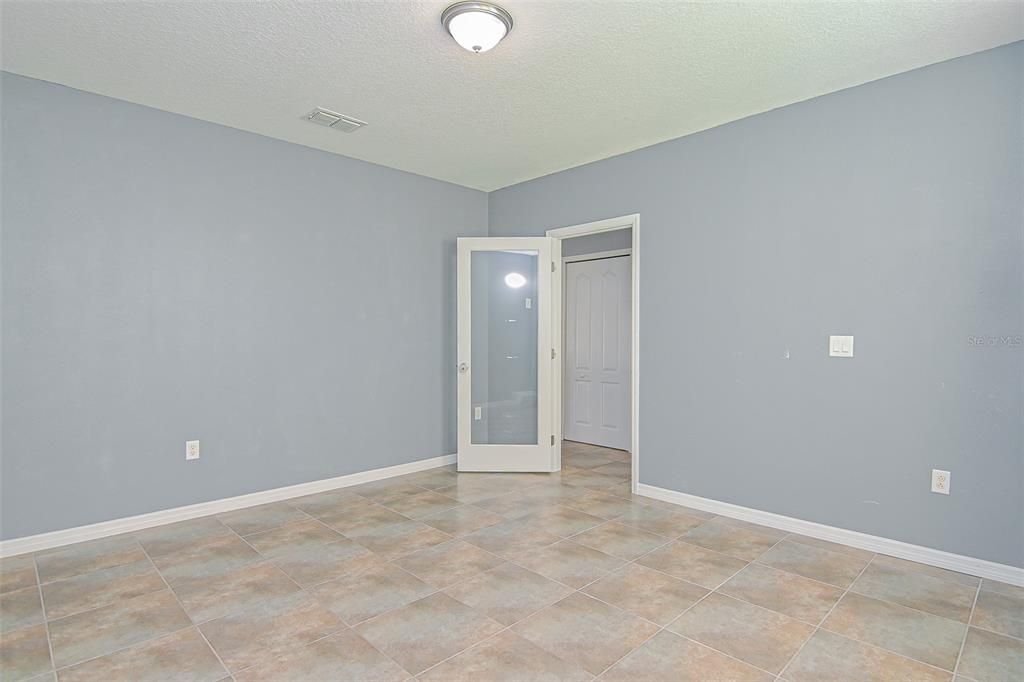 合同活跃: $2,000 (3 贝兹, 2 浴室, 1994 平方英尺)