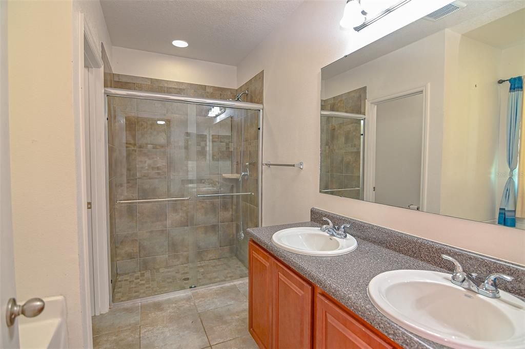 合同活跃: $2,000 (3 贝兹, 2 浴室, 1994 平方英尺)