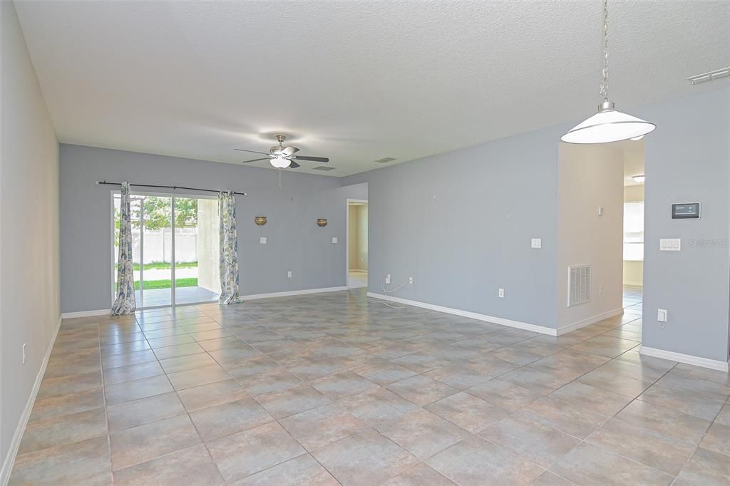 合同活跃: $2,000 (3 贝兹, 2 浴室, 1994 平方英尺)