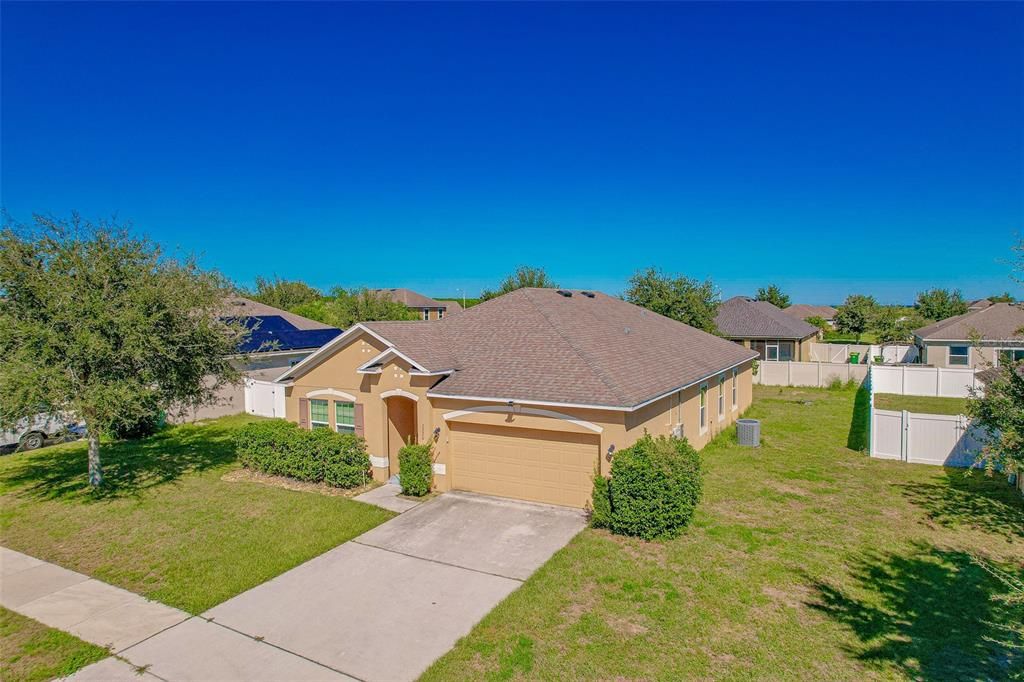 合同活跃: $2,000 (3 贝兹, 2 浴室, 1994 平方英尺)